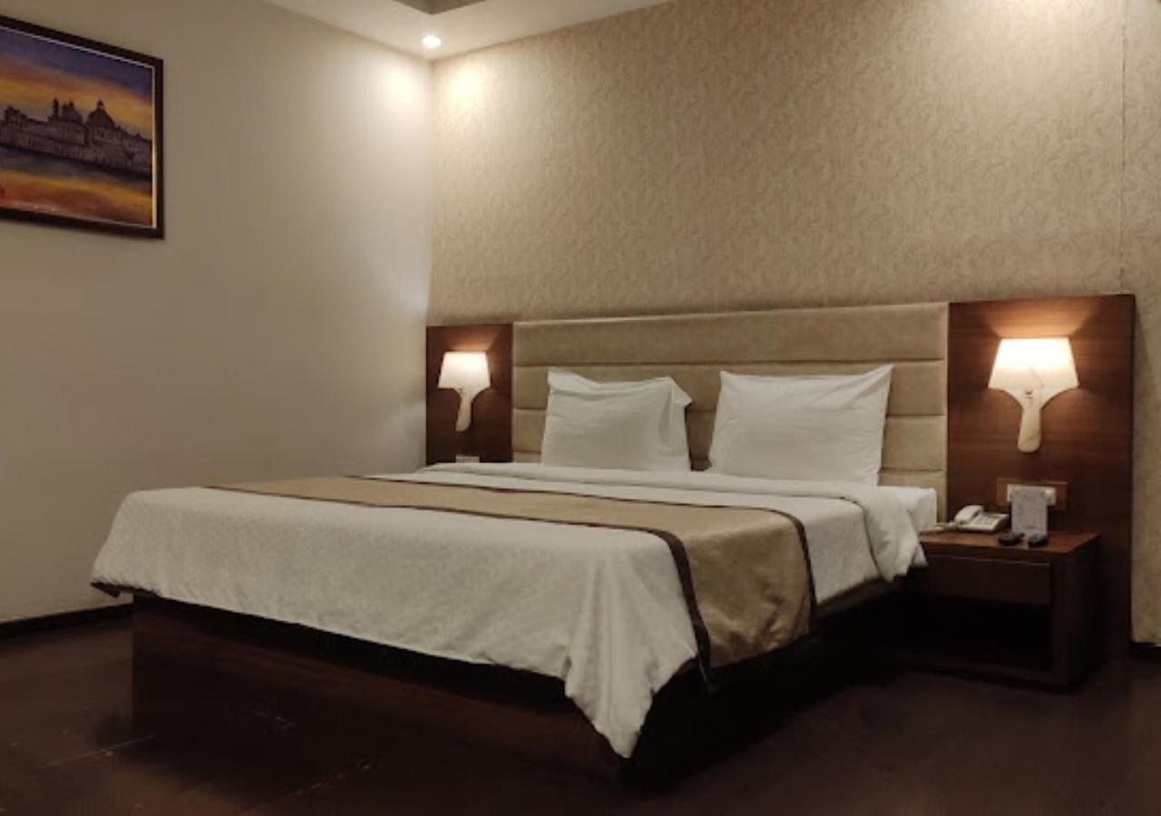 The India Benares Hotel Eksteriør billede